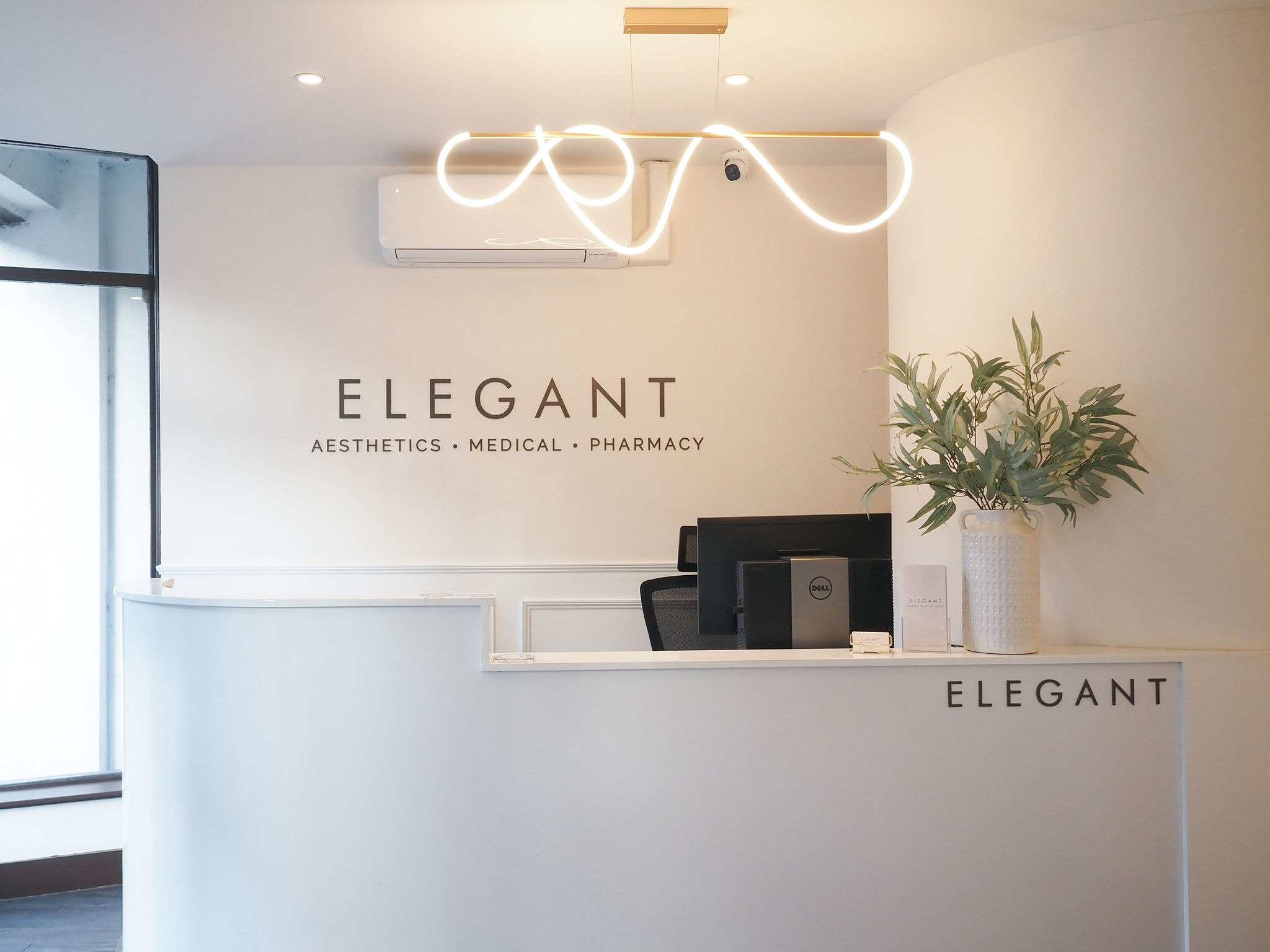 anti wrinkle 2 – reception desk
